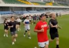VIRAL! KOMUNITAS LARI 'JAJAL' RUMPUT STADION TELADAN JELANG AFF U-19, PICU POLEMIK DI MEDIA SOSIAL