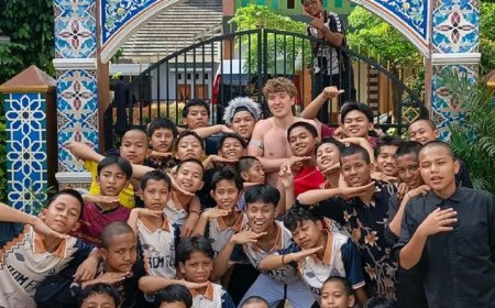 AKSI OLE ROMENY MAIN REBANA DI PESANTREN VIRAL DI MEDIA SOSIAL