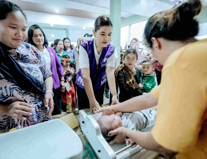 KAHIYANG AYU TINJAU PELAYANAN POSYANDU DI SAMOSIR