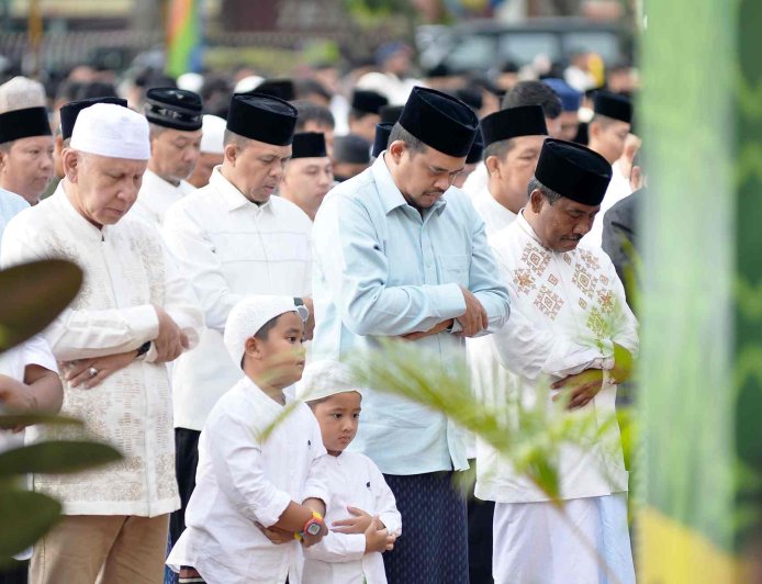 GUBERNUR BOBBY NASUTION SALAT IDULADHA BERSAMA RIBUAN WARGA BINJAI, PEMPROV SUMUT SALURKAN 167 HEWAN KURBAN