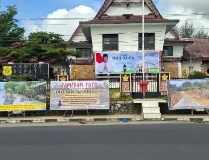 WARGA DAIRI GELAR PAMERAN FOTO TOLAK SK AMDAL PT DAIRI PRIMA MINERAL