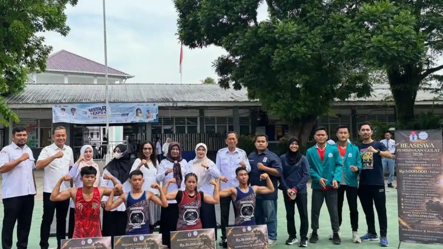 PGSI MEDAN BERIKAN BEASISWA PEMBINAAN UNTUK ATLET GULAT PELAJAR