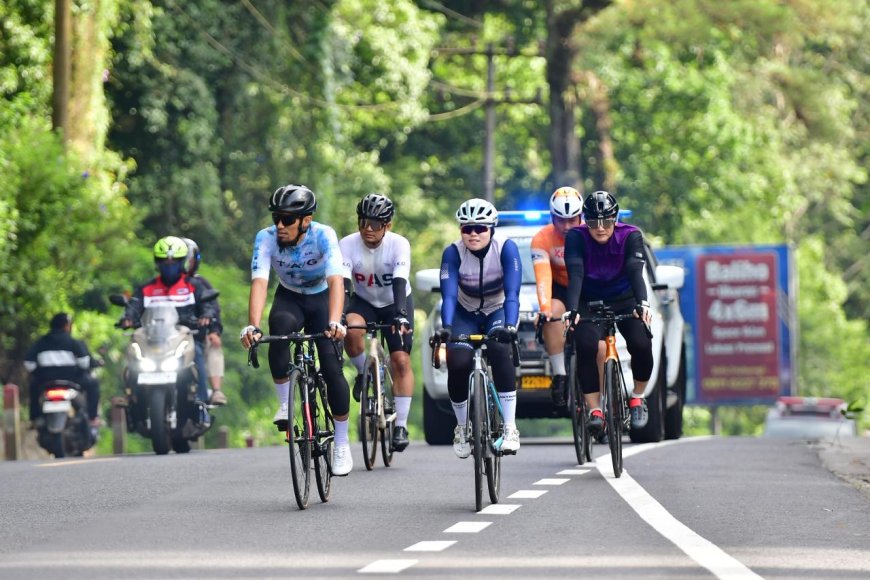 DAMPINGI WAKAPOLDA SUMUT, JUARA SEA GAMES DARA LATIFAH TAKLUKKAN RUTE BERSEPEDA 60 KM SIBOLANGIT - MEREK