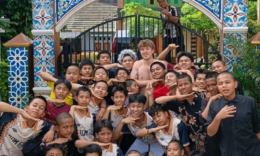 AKSI OLE ROMENY MAIN REBANA DI PESANTREN VIRAL DI MEDIA SOSIAL