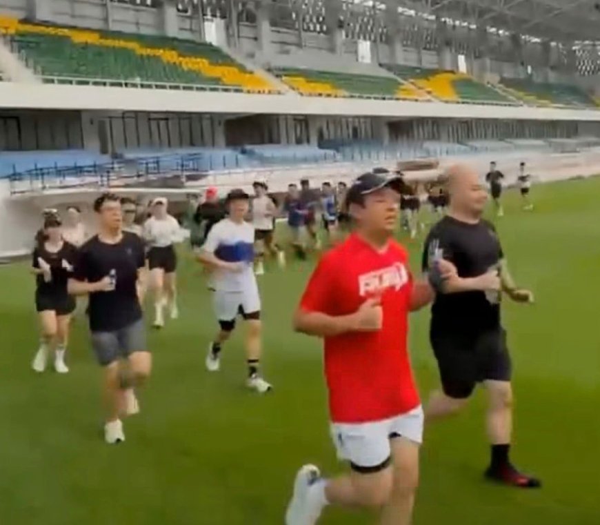 VIRAL! KOMUNITAS LARI 'JAJAL' RUMPUT STADION TELADAN JELANG AFF U-19, PICU POLEMIK DI MEDIA SOSIAL