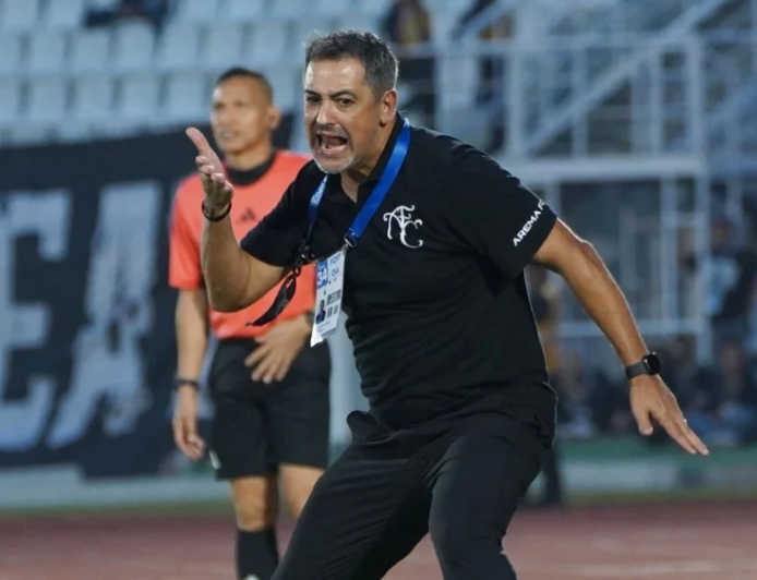 MARCOS SANTOS TEGASKAN KESETIAANNYA UNTUK AREMA FC