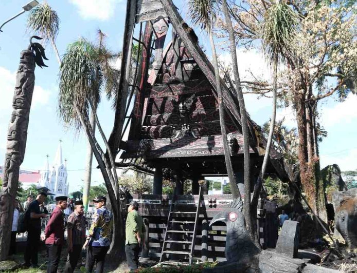 Rico Waas Pastikan Perbaikan  Replika Rumah Adat Batak Tugu Sisingamangaraja Segera Dilakukan