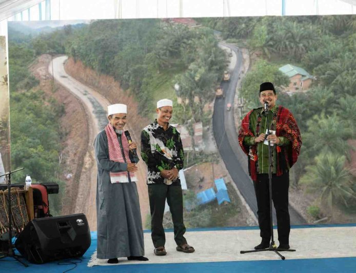 Dari Jalan Berlumpur ke Harapan Baru, Bobby Nasution Ubah Nasib Sipiongot 81 Tahun Terisolir