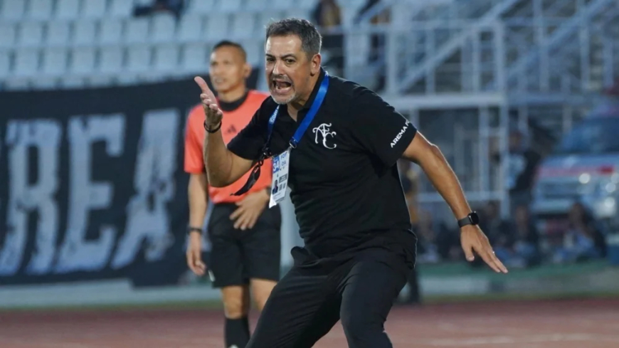 MARCOS SANTOS TEGASKAN KESETIAANNYA UNTUK AREMA FC