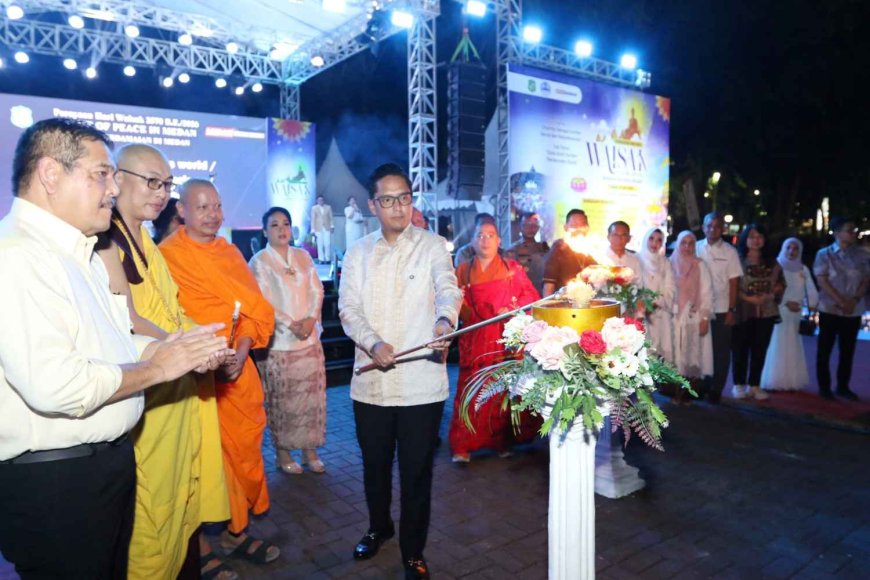 Rico Waas Ajak Masyarakat Jadikan Waisak Momentum Menebar Kedamaian dan Toleransi