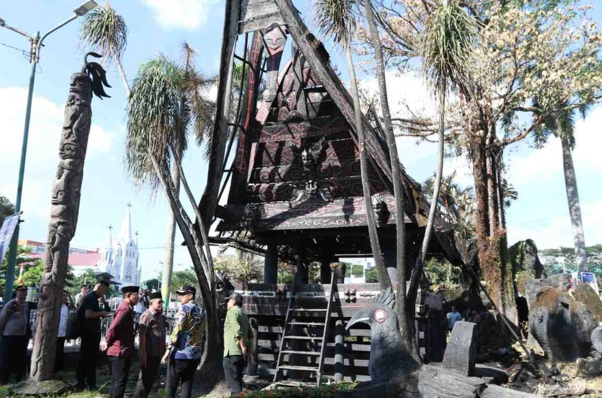 Rico Waas Pastikan Perbaikan  Replika Rumah Adat Batak Tugu Sisingamangaraja Segera Dilakukan