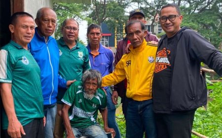 Pengurus Mantan Pemain PSMS Serahkan Bantuan kepada Legenda Mamek Sudiono