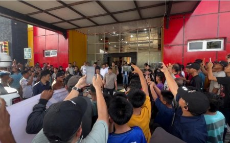 Disambut Hangat Warga di Bandara Binaka, Bobby Nasution Awali Agenda Berkantor di Kepulauan Nias