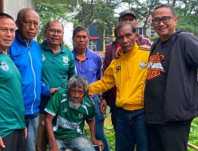 Pengurus Mantan Pemain PSMS Serahkan Bantuan kepada Legenda Mamek Sudiono