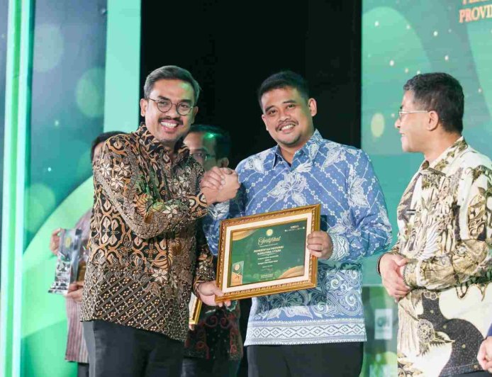Bobby Nasution Terima Penghargaan Adinata Syariah, Bukti Sumut Berkontribusi bagi Penguatan Ekonomi Nasional