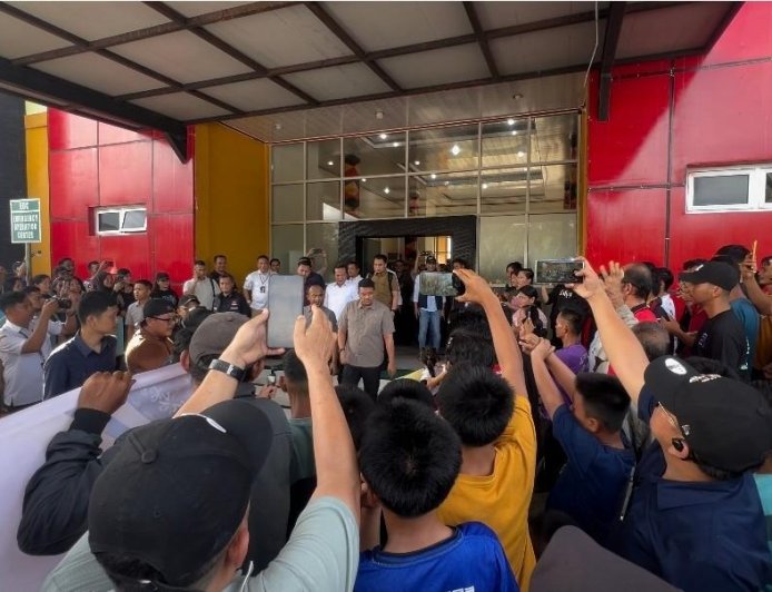 Disambut Hangat Warga di Bandara Binaka, Bobby Nasution Awali Agenda Berkantor di Kepulauan Nias