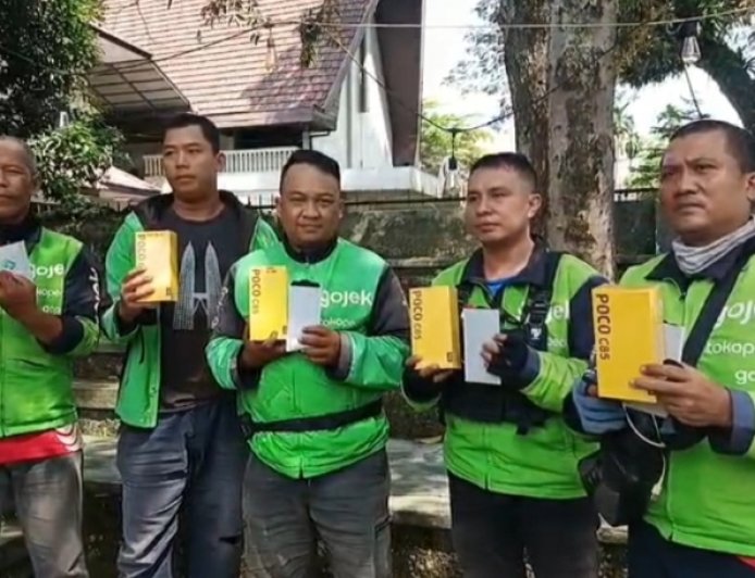 Enam Driver Ojol Dihadiahi Smartphone Oleh Gubernur Bobby Nasution