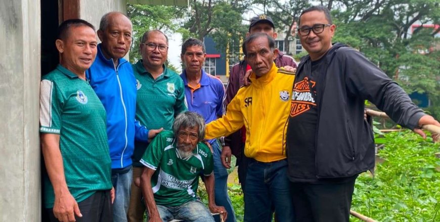 Pengurus Mantan Pemain PSMS Serahkan Bantuan kepada Legenda Mamek Sudiono