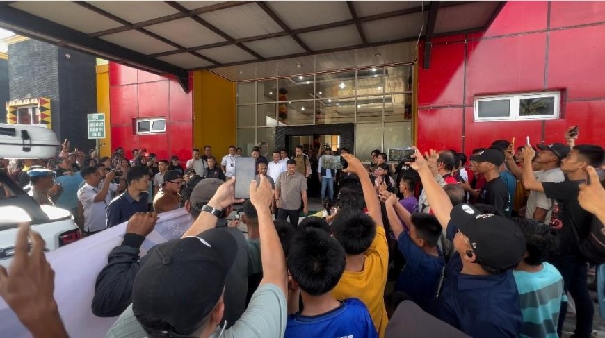 Disambut Hangat Warga di Bandara Binaka, Bobby Nasution Awali Agenda Berkantor di Kepulauan Nias